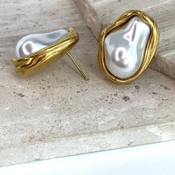 NEW ~ Anthropologie Shashi Bezel Baroque Pearl Stud Earrings - Picture 5 of 8